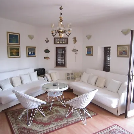 بيت للعطل Mona